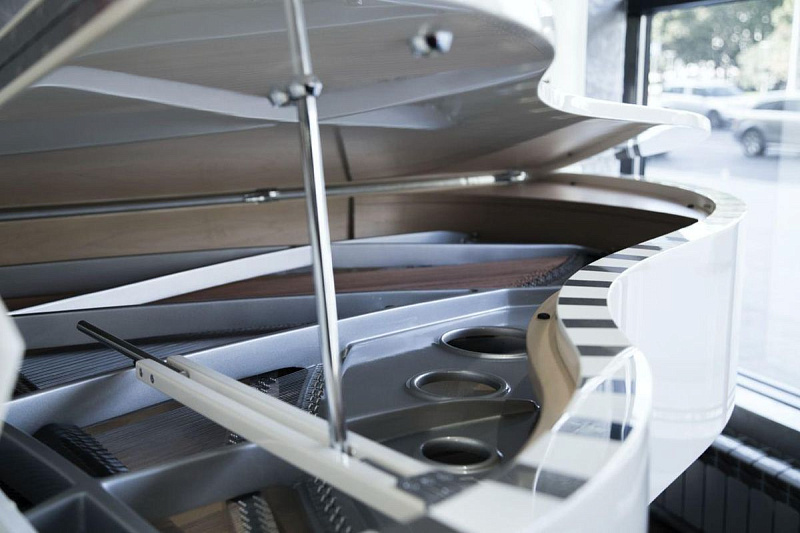 Фото Белый кабинетный рояль Sauter 210 Vivace Peter-Maly-Edition White Polished