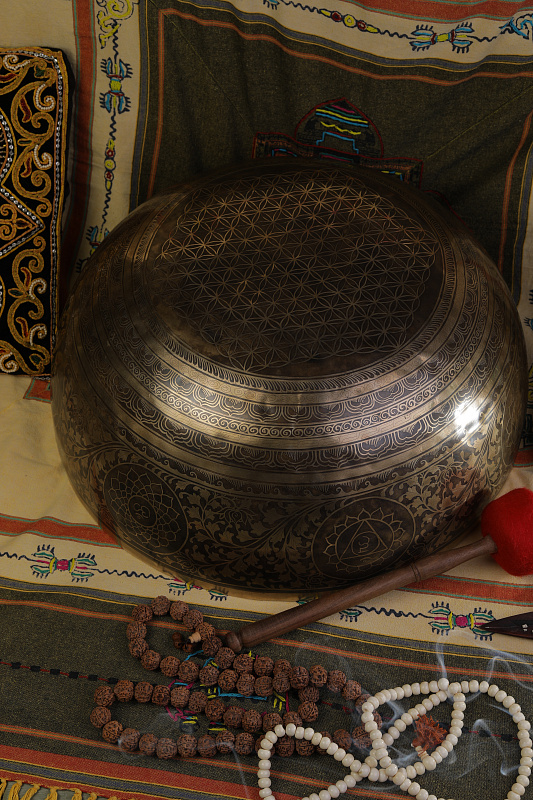 Фото Кованная поющая чаша Gangotry Eghting Carving "след Будды"